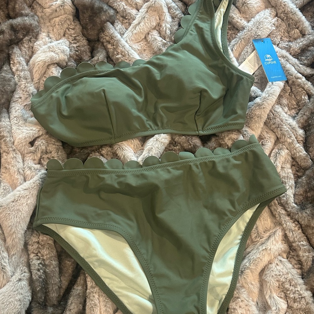 CUPSHE Green One-Shoulder Scallop Bikini - Picture 2 of 2